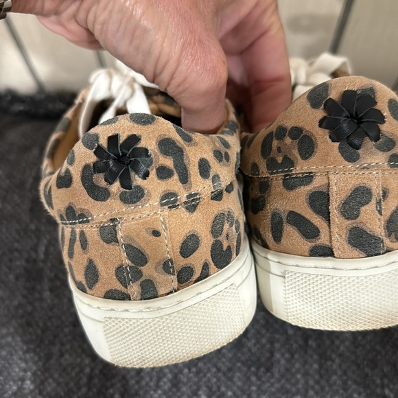 Jack rogers Sz 8 animal print sneakers in great condition. Worn very few times!! - Picture 7 of 8